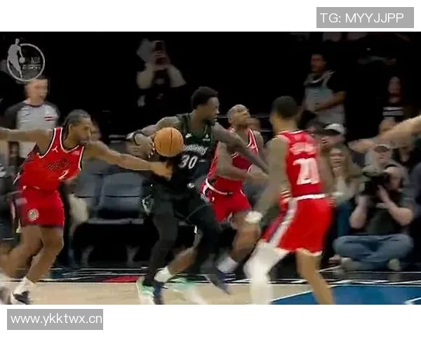 邓恩与兰德尔边线球发球争抢，发生激烈冲突